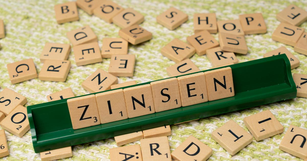 ein Scrabble-Spiel, welches das Wort Zinsen zeigt