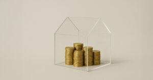 EIn Haus aus Glas, symbolisch als eine Art Sparschwein zum Thema Immobilienfinanzierung