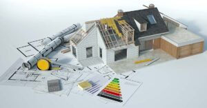 3D-Darstellung eines im Bau befindlichen Einfamilienhauses auf Bauplänen mit Bauzeichnungen, Energiesparausweis, Maßband, Taschenrechner und weiteren Planungsunterlagen für Renovierung vor dem Immobilienverkauf | Renovierung vor Verkauf
