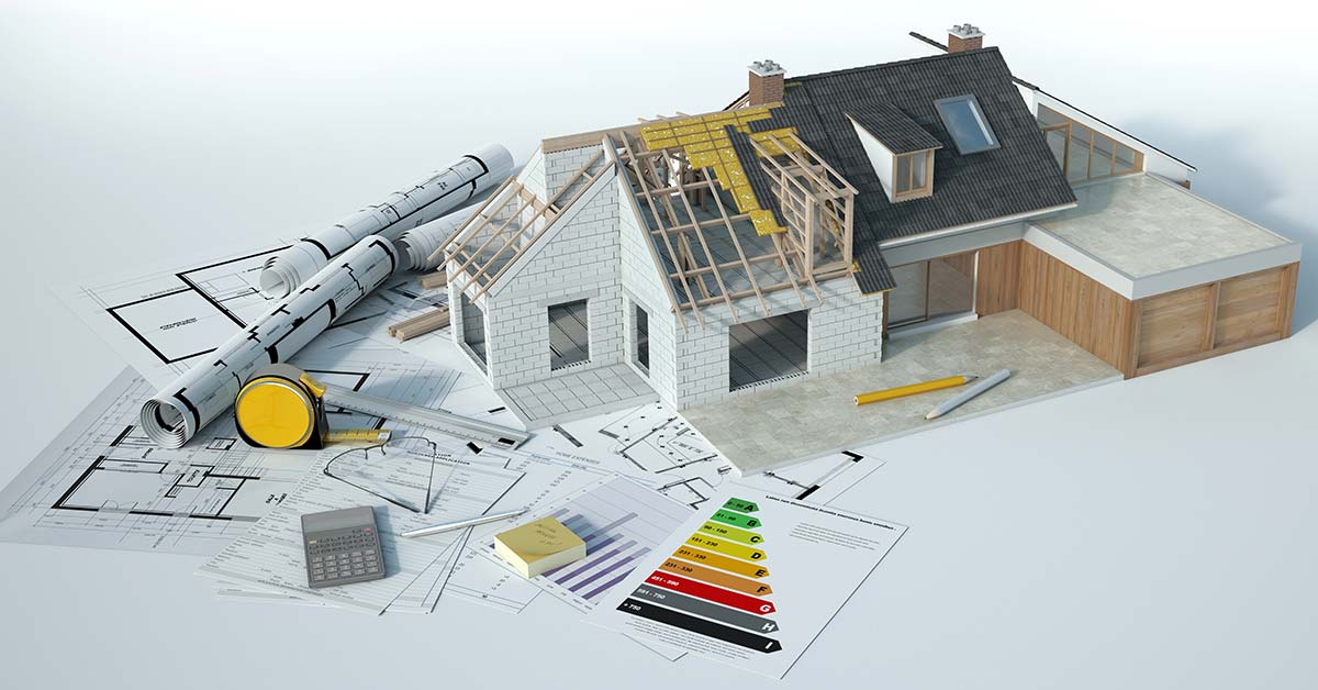 3D-Darstellung eines im Bau befindlichen Einfamilienhauses auf Bauplänen mit Bauzeichnungen, Energiesparausweis, Maßband, Taschenrechner und weiteren Planungsunterlagen für Renovierung vor dem Immobilienverkauf | Renovierung vor Verkauf