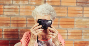 Rüstige omi mit oldschool Fotoapparat