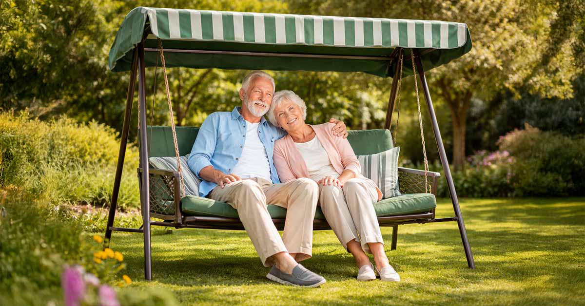 Ein Seniorenpaar auf einer Hollywoodschaukel. Wohnen im Alter